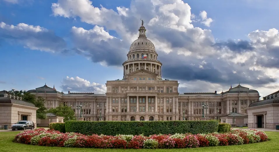 A large building with a dome on top of it.